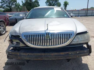 2008 Lincoln Town Car Limited z VIN 2LNHM82V78X632906, wystawiony jako IAAI lot #42247751 z przebiegiem 166 532 mil mil oraz . Historia ofert i sprzedaży dostępna na DreamBid. Obrazek 13.