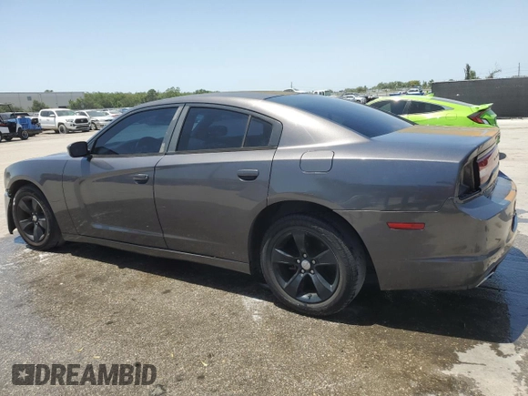 2013 Dodge Charger SE z VIN 2C3CDXBG0DH705519, wystawiony jako Copart lot #57070485 z przebiegiem 157 120 mil mil oraz Szkody całkowita. Historia ofert i sprzedaży dostępna na DreamBid. Obrazek 2.