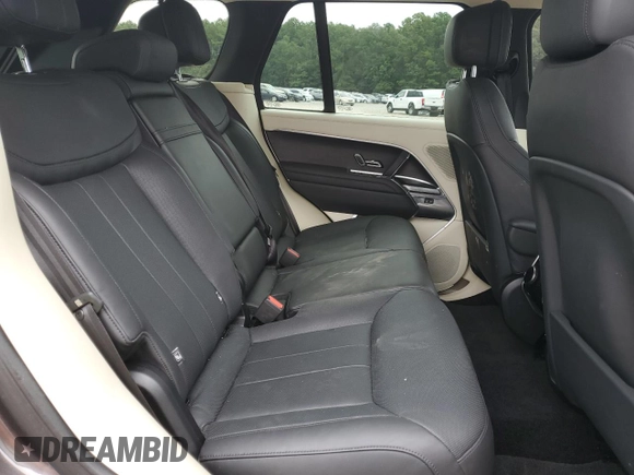 2023 Land Rover Range Rover SE z VIN SALKP9E76PA011547, wystawiony jako Copart lot #71273284 z przebiegiem 21 568 mil mil oraz Czysty tytuł • Clean title. Historia ofert i sprzedaży dostępna na DreamBid. Obrazek 11.