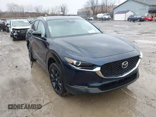 2024 Mazda CX-30 S Select Sport z VIN 3MVDMBBM3RM645848, wystawiony jako IAAI lot #41988556 z przebiegiem 11 487 mil mil oraz . Historia ofert i sprzedaży dostępna na DreamBid. Obrazek 1.