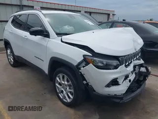 2022 Jeep Compass Latitude Lux z VIN 3C4NJDFB4NT211280, wystawiony jako IAAI lot #42482683 z przebiegiem 15 475 mil mil oraz . Historia ofert i sprzedaży dostępna na DreamBid. Obrazek 1.