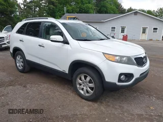 2012 Kia Sorento LX z VIN 5XYKTCA66CG225672, wystawiony jako IAAI lot #42332631 z przebiegiem 137 760 mil mil oraz . Historia ofert i sprzedaży dostępna na DreamBid. Obrazek 1.