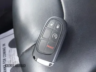2019 Jeep Cherokee Latitude Plus z VIN 1C4PJLLN2KD147453, wystawiony jako IAAI lot #42552461 z przebiegiem 84 456 mil mil oraz . Historia ofert i sprzedaży dostępna na DreamBid. Obrazek 11.