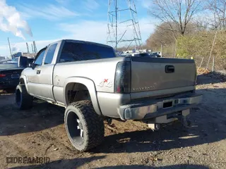 2006 Chevrolet Silverado 2500HD LT2 with VIN 1GCHK29D66E255102, listed as a IAAI auction lot 40989120 with 216,000 mi miles. Bid and sale history available at carsss.com. Image 3.