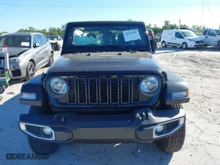 2024 Jeep Gladiator Sport S with VIN 1C6HJTAG6RL111586, listed as a IAAI auction lot 41833397 with 2,452 mi miles. Bid and sale history available at carsss.com. Image 13.