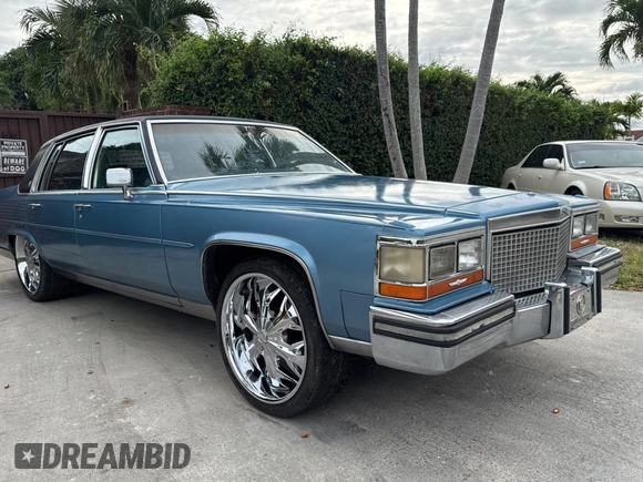 1988 Cadillac Brougham z VIN 1G6DW51Y1J9710932, wystawiony jako Copart lot #82010974 z przebiegiem 72 122 mil mil oraz Czysty tytuł • Clean title. Historia ofert i sprzedaży dostępna na DreamBid. Obrazek 1.