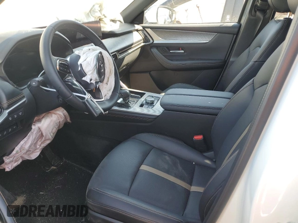 2024 Mazda CX-90 S Premium z VIN JM3KKDHC6R1183914, wystawiony jako Copart lot #88132065 z przebiegiem Nie podano mil oraz Szkoda całkowita • Salvage title. Historia ofert i sprzedaży dostępna na DreamBid. Obrazek 7.