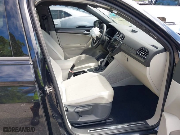 2022 Volkswagen Tiguan SE R-Line Black with VIN 3VVCB7AX9NM054351, listed as a IAAI auction lot 41665235 with 30,971 mi miles. Bid and sale history available at carsss.com. Image 5.