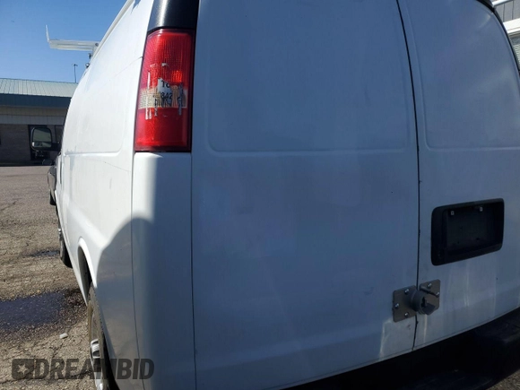 2013 Chevrolet Express Cargo z VIN 1GCWGFCA8D1175464, wystawiony jako IAAI lot #42409029 z przebiegiem 166 299 mil mil oraz . Historia ofert i sprzedaży dostępna na DreamBid. Obrazek 12.