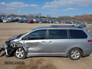 2014 Toyota Sienna LE AAS z VIN 5TDKK3DC9ES454227, wystawiony jako IAAI lot #42030131 z przebiegiem 107 392 mil mil oraz . Historia ofert i sprzedaży dostępna na DreamBid. Obrazek 14.
