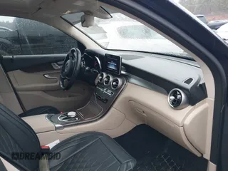 2019 Mercedes-Benz GLC 300 z VIN WDC0G4KB6KF667330, wystawiony jako IAAI lot #41963856 z przebiegiem 96 865 mil mil oraz . Historia ofert i sprzedaży dostępna na DreamBid. Obrazek 5.
