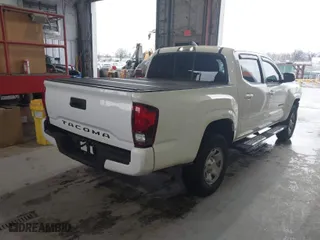 2020 Toyota Tacoma 2WD SR with VIN 5TFAX5GN6LX169739, listed as a IAAI auction lot 41560296 with 33,440 mi miles. Bid and sale history available at carsss.com. Image 4.