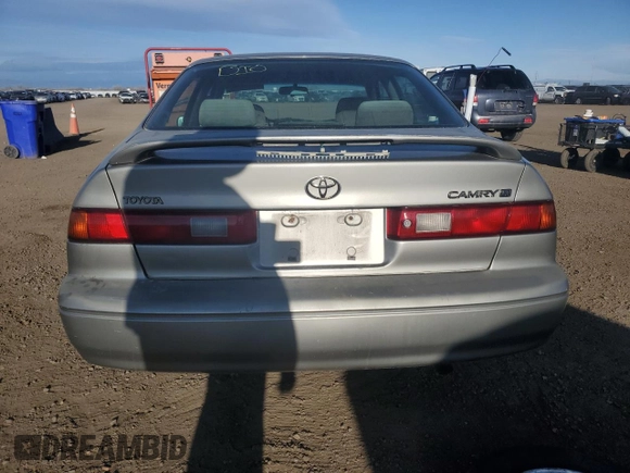 1998 Toyota Camry LE z VIN JT2BG28K2W0164356, wystawiony jako Copart lot #49450065 z przebiegiem 240 905 mil mil oraz Czysty tytuł • Clean title. Historia ofert i sprzedaży dostępna na DreamBid. Obrazek 6.