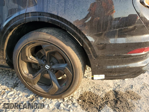 2022 Bentley Bentayga V8 z VIN SJAAM2ZV9NC013534, wystawiony jako Copart lot #74924334 z przebiegiem 10 200 mil mil oraz Nie do naprawy • Non repairable. Historia ofert i sprzedaży dostępna na DreamBid. Obrazek 13.
