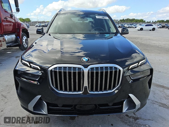 2024 BMW X7 xDrive40i z VIN 5UX23EM09R9V90469, wystawiony jako Copart lot #56997145 z przebiegiem 29 827 mil mil oraz Czysty tytuł • Clean title. Historia ofert i sprzedaży dostępna na DreamBid. Obrazek 5.