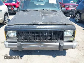 1995 Jeep Cherokee Country z VIN 1J4FJ78S9SL666002, wystawiony jako IAAI lot #42313644 z przebiegiem 226 914 mil mil oraz . Historia ofert i sprzedaży dostępna na DreamBid. Obrazek 6.