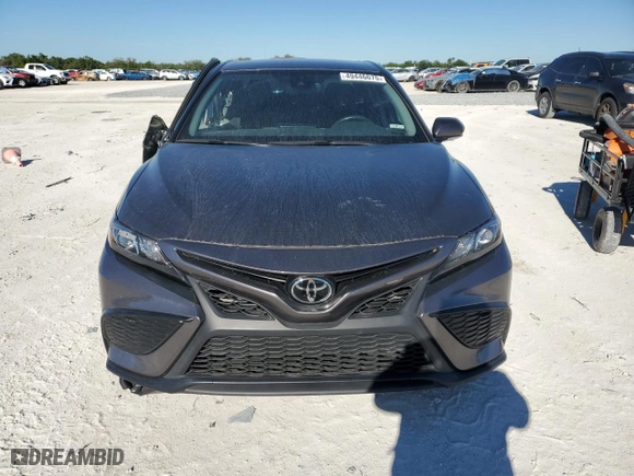 2024 Toyota Camry SE with VIN 4T1T11AK2RU848382, listed as a Copart auction lot 49446675 with 27,992 mi miles and Salvage Title. Bid and sale history available at carsss.com. Image 5.