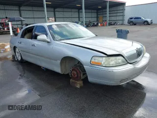 2003 Lincoln Town Car Signature z VIN 1LNHM82W63Y670385, wystawiony jako IAAI lot #41960280 z przebiegiem Nie podano mil oraz . Historia ofert i sprzedaży dostępna na DreamBid. Obrazek 1.