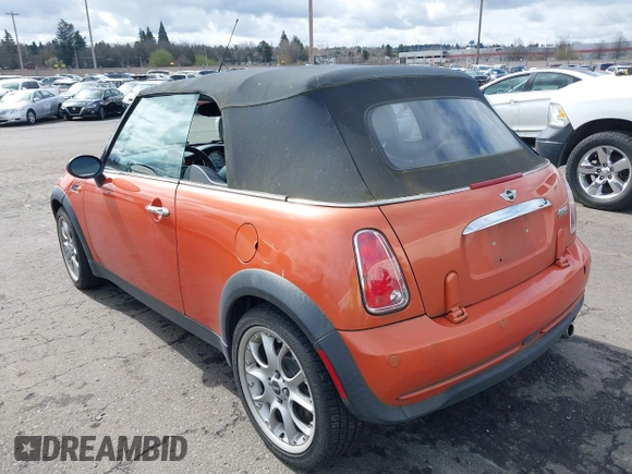 2005 MINI Convertible z VIN WMWRF33485TF60893, wystawiony jako IAAI lot #41831159 z przebiegiem 92 184 mil mil oraz . Historia ofert i sprzedaży dostępna na DreamBid. Obrazek 3.