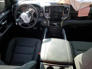 2025 Ram 1500 Big Horn z VIN 1C6RREFG4SN586522, wystawiony jako Copart lot #47024205 z przebiegiem 10 108 mil mil oraz Szkoda całkowita • Salvage title. Historia ofert i sprzedaży dostępna na DreamBid. Obrazek 8.