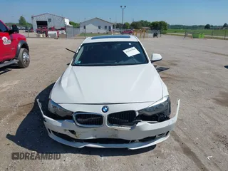 2015 BMW 3 Series 320i xDrive z VIN WBA3C3C52FP663676, wystawiony jako IAAI lot #42650794 z przebiegiem 99 774 mil mil oraz . Historia ofert i sprzedaży dostępna na DreamBid. Obrazek 13.