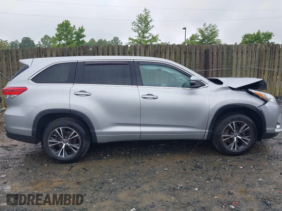 2018 Toyota Highlander LE z VIN 5TDZARFH2JS037796, wystawiony jako IAAI lot #42290819 z przebiegiem 62 638 mil mil oraz . Historia ofert i sprzedaży dostępna na DreamBid. Obrazek 13.