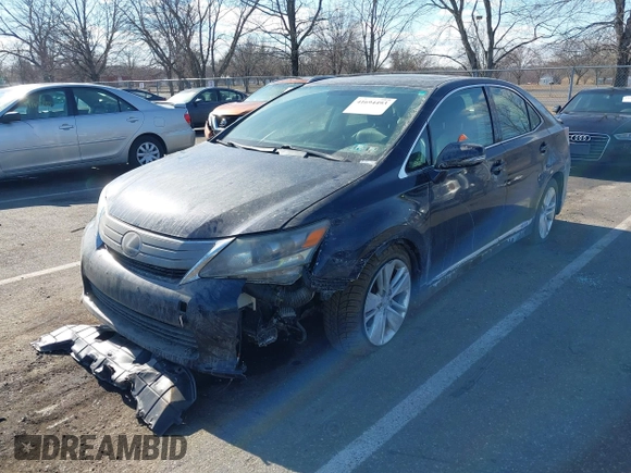 2010 Lexus HS 250h z VIN JTHBB1BA9A2035560, wystawiony jako IAAI lot #41694493 z przebiegiem 131 106 mil mil oraz . Historia ofert i sprzedaży dostępna na DreamBid. Obrazek 6.