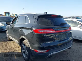 2017 Lincoln MKC Premiere z VIN 5LMCJ1C96HUL33651, wystawiony jako IAAI lot #41999911 z przebiegiem 114 723 mil mil oraz . Historia ofert i sprzedaży dostępna na DreamBid. Obrazek 3.