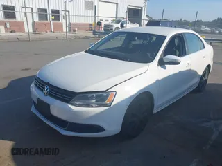 2014 Volkswagen Jetta SE с VIN 3VWD17AJ3EM222192, выставлен на аукционе IAAI как лот 42794521 с пробегом 138 199 миль миль и . История ставок и продаж доступна на DreamBid. Изображение 2.