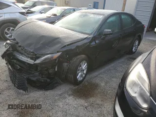 2025 Toyota Camry LE z VIN 4T1DAACK4SU526690, wystawiony jako Copart lot #82781524 z przebiegiem 8 284 mil mil oraz Nie do naprawy • Non repairable. Historia ofert i sprzedaży dostępna na DreamBid. Obrazek 1.