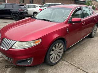 2010 Lincoln MKS z VIN 1LNHL9DR0AG603509, wystawiony jako Copart lot #60124735 z przebiegiem 181 076 mil mil oraz Czysty tytuł • Clean title. Historia ofert i sprzedaży dostępna na DreamBid. Obrazek 2.