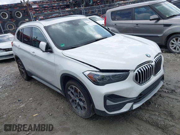 2021 BMW X1 xDrive28i z VIN WBXJG9C09M5T94206, wystawiony jako IAAI lot #42498235 z przebiegiem 62 079 mil mil oraz . Historia ofert i sprzedaży dostępna na DreamBid. Obrazek 1.