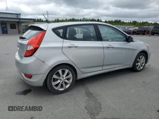 2013 Hyundai Accent SE z VIN KMHCU5AE2DU118005, wystawiony jako Copart lot #57415595 z przebiegiem 123 865 mil mil oraz Czysty tytuł • Clean title. Historia ofert i sprzedaży dostępna na DreamBid. Obrazek 3.