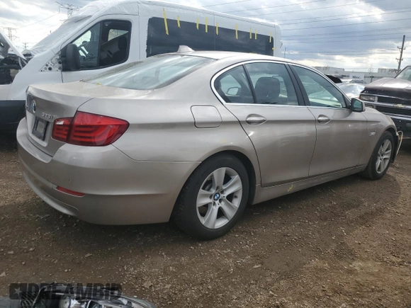 2013 BMW 5 Series 528i xDrive z VIN WBAXH5C51DD110966, wystawiony jako Copart lot #53949115 z przebiegiem 128 708 mil mil oraz Szkody całkowita. Historia ofert i sprzedaży dostępna na DreamBid. Obrazek 3.