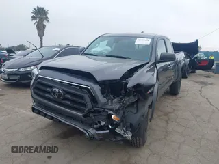 2023 Toyota Tacoma SR z VIN 3TYSZ5AN7PT106205, wystawiony jako IAAI lot #42084290 z przebiegiem 7123 mil mil oraz . Historia ofert i sprzedaży dostępna na DreamBid. Obrazek 2.