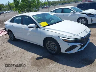 2024 Hyundai Elantra SEL z VIN KMHLM4DG1RU721834, wystawiony jako IAAI lot #41989186 z przebiegiem 19 877 mil mil oraz . Historia ofert i sprzedaży dostępna na DreamBid. Obrazek 1.