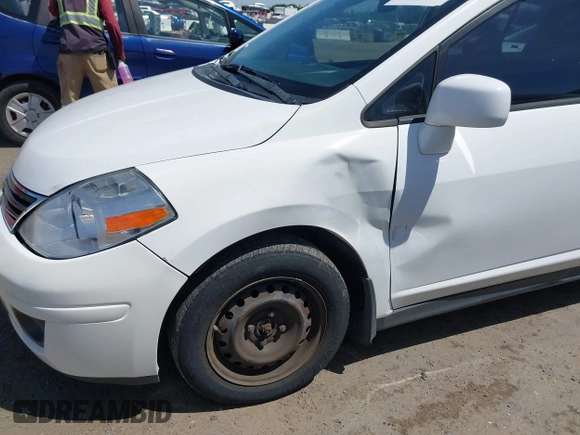 2012 Nissan Versa S z VIN 3N1BC1CP5CK239249, wystawiony jako IAAI lot #42193075 z przebiegiem 138 025 mil mil oraz . Historia ofert i sprzedaży dostępna na DreamBid. Obrazek 6.