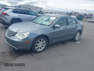 2007 Chrysler Sebring Touring z VIN 1C3LC56R17N521091, wystawiony jako IAAI lot #42202185 z przebiegiem 128 726 mil mil oraz . Historia ofert i sprzedaży dostępna na DreamBid. Obrazek 2.