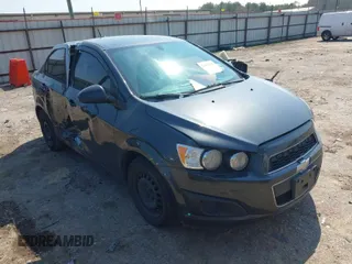 2014 Chevrolet Sonic LS z VIN 1G1JA5SH7E4168566, wystawiony jako IAAI lot #41695487 z przebiegiem 113 298 mil mil oraz . Historia ofert i sprzedaży dostępna na DreamBid. Obrazek 1.