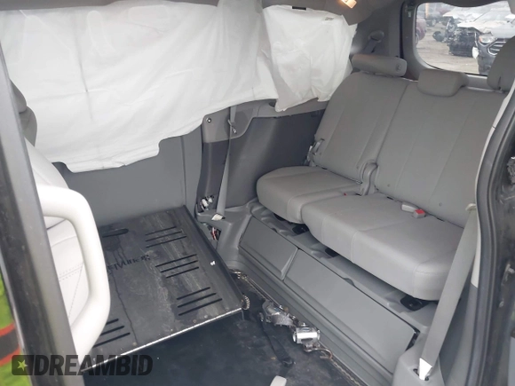 2017 Toyota Sienna XLE Auto Access Seat with VIN 5TDYZ3DC6HS826682, listed as a IAAI auction lot 41932138 with 33,827 mi miles. Bid and sale history available at carsss.com. Image 8.