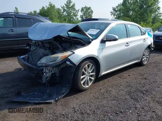 2013 Toyota Avalon XLE z VIN 4T1BK1EB7DU035647, wystawiony jako IAAI lot #42456762 z przebiegiem 136 018 mil mil oraz . Historia ofert i sprzedaży dostępna na DreamBid. Obrazek 2.