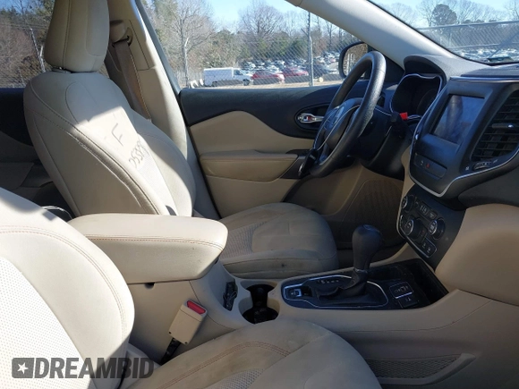 2019 Jeep Cherokee Latitude z VIN 1C4PJLCX3KD353480, wystawiony jako IAAI lot #41305389 z przebiegiem 88 326 mil mil oraz . Historia ofert i sprzedaży dostępna na DreamBid. Obrazek 5.