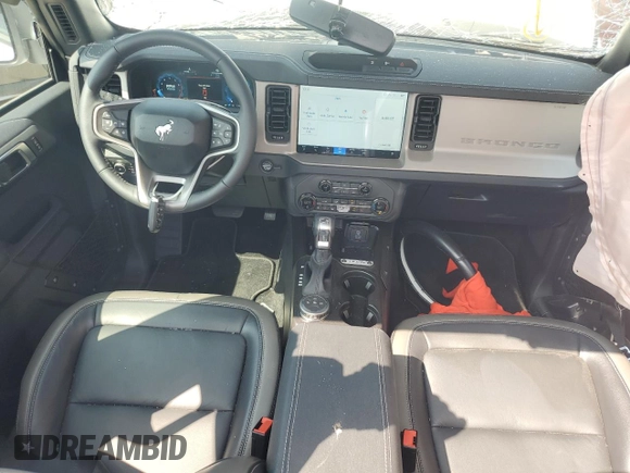 2025 Ford Bronco Outer Banks z VIN 1FMDE8BH3SLA77107, wystawiony jako Copart lot #63737525 z przebiegiem 1 790 mil mil oraz Szkoda całkowita • Salvage title. Historia ofert i sprzedaży dostępna na DreamBid. Obrazek 8.