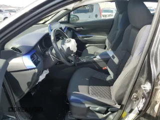2021 Toyota C-HR LE z VIN NMTKHMBX8MR130564, wystawiony jako Copart lot #56711535 z przebiegiem 94 007 mil mil oraz Szkoda całkowita • Salvage title. Historia ofert i sprzedaży dostępna na DreamBid. Obrazek 7.