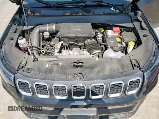2025 Jeep Compass Latitude z VIN 3C4NJDBN9ST515927, wystawiony jako Copart lot #50828755 z przebiegiem 11 454 mil mil oraz Szkoda całkowita • Salvage title. Historia ofert i sprzedaży dostępna na DreamBid. Obrazek 12.