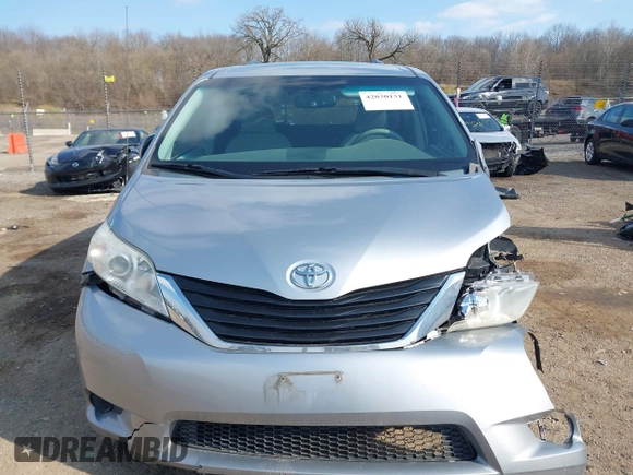 2014 Toyota Sienna LE AAS z VIN 5TDKK3DC9ES454227, wystawiony jako IAAI lot #42030131 z przebiegiem 107 392 mil mil oraz . Historia ofert i sprzedaży dostępna na DreamBid. Obrazek 12.