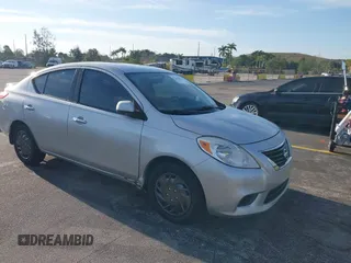 2013 Nissan Versa S Plus z VIN 3N1CN7APXDL851298, wystawiony jako IAAI lot #41900002 z przebiegiem 45 675 mil mil oraz . Historia ofert i sprzedaży dostępna na DreamBid. Obrazek 1.