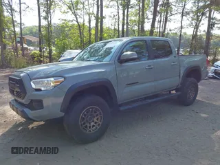 2022 Toyota Tacoma SR z VIN 3TMCZ5AN5NM518961, wystawiony jako IAAI lot #42148345 z przebiegiem 43 009 mil mil oraz . Historia ofert i sprzedaży dostępna na DreamBid. Obrazek 2.