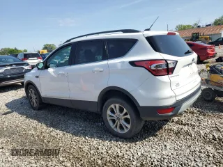 2018 Ford Escape SE z VIN 1FMCU9GD5JUD07359, wystawiony jako Copart lot #55331255 z przebiegiem 142 502 mil mil oraz Czysty tytuł • Clean title. Historia ofert i sprzedaży dostępna na DreamBid. Obrazek 2.