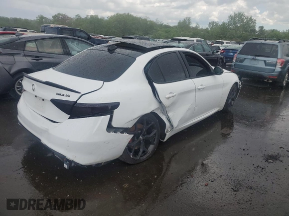 2021 Alfa Romeo Giulia Ti z VIN ZARFANBN1M7648754, wystawiony jako Copart lot #55331525 z przebiegiem Nie podano mil oraz Szkoda całkowita • Salvage title. Historia ofert i sprzedaży dostępna na DreamBid. Obrazek 3.